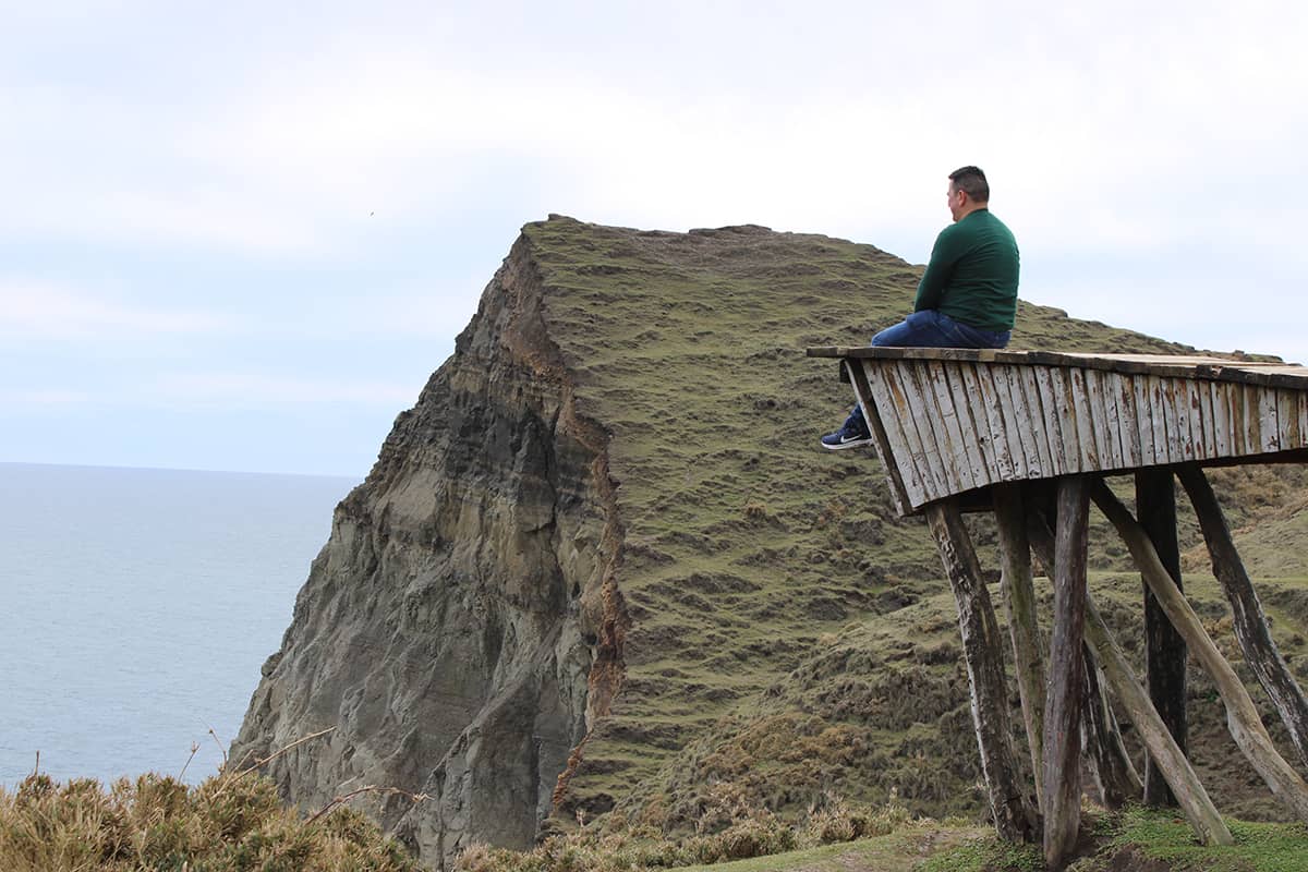 SENTADO EN EL MUELLE DE LAS ALMAS